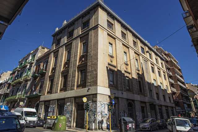 Il palazzo dell'ex Set: l� dove le centraliniste telefoniche mettevano "in contatto" Bari